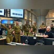 בני גנץ כשר ביטחון בביקור ביחידה 8200, 2021. משמאל: | אריאל חרמוני, משרד הביטחון