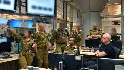 בני גנץ כשר ביטחון בביקור ביחידה 8200, 2021. משמאל: | אריאל חרמוני, משרד הביטחון