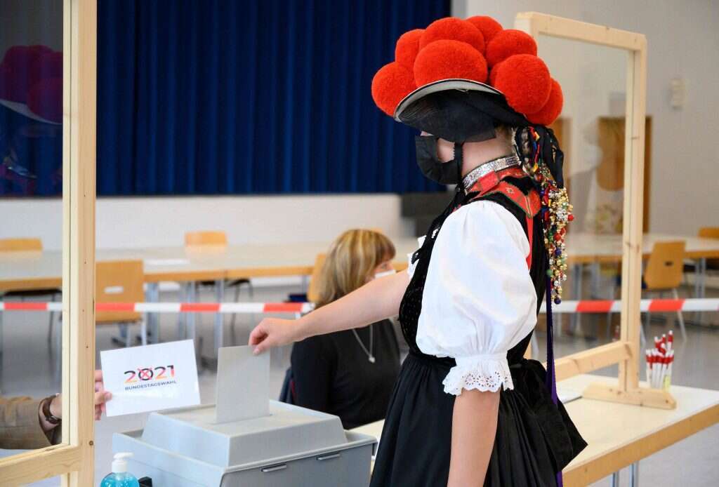 גרמנייה בלבוש מסורתי מצביעה בבחירות
הפדרליות בגוטאך, | AFP