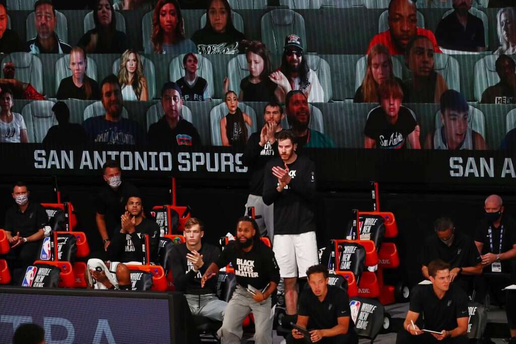 השחקנים באולם, הקהל בזום. הספסל של סן־אנטוניו ב"בועה" באורלנדו, | גטי אימג'ס השחקנים באולם, הקהל בזום. הספסל של סן־אנטוניו ב"בועה" באורלנדו, | גטי אימג'ס