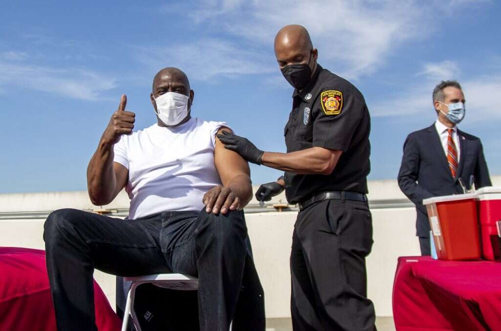 כוכב העבר של הלייקרס, מג'יק ג'ונסון, מתחסן בקמפיין העלאת מודעות המכוון לצעירים. | איי.פי כוכב העבר של הלייקרס, מג'יק ג'ונסון, מתחסן בקמפיין העלאת מודעות המכוון לצעירים. | איי.פי