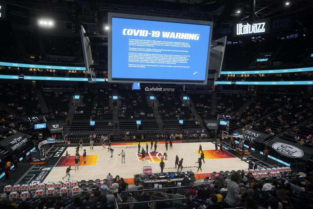 עונה מוגבלת. אזהרת קורונה מוצגת במהלך משחק בין יוטה ג'אז לטורונטו ראפטורס. | איי.פי עונה מוגבלת. אזהרת קורונה מוצגת במהלך משחק בין יוטה ג'אז לטורונטו ראפטורס. | איי.פי