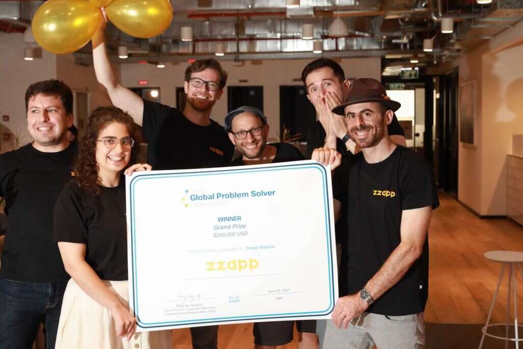 מימין: חורי יפין, ושאר חברי זזאפ מלריה: יונתן פיאלקוף, ארבל ויגודני, מיכאל בן אהרון, לאה ליימן ויבגני רוזנברג, בעת קבלת רבע מיליון דולר מסיסקו. | יבגני רוזנברג