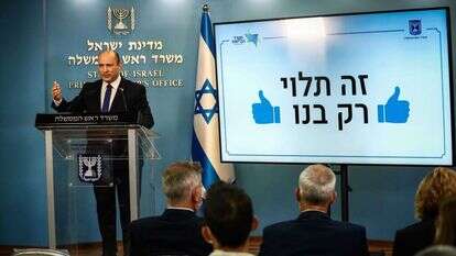 בנט עם בכירי משרד הבריאות במסיבת עיתונאים במשרד ראש הממשלה, בחודש יולי. | אורן בן־חקון