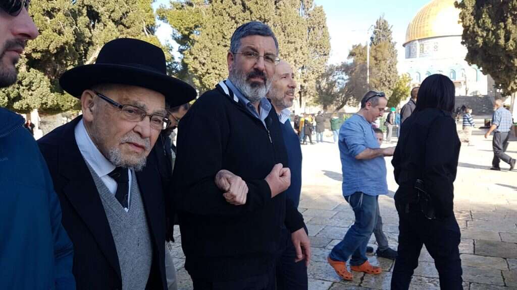 הרב טנדלר בהר בליווי חתנו, 2019. | מיכאל מילר