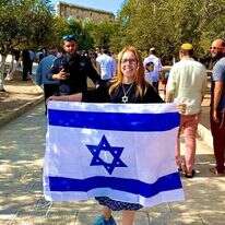 לורן אייזקס מניפה דגל בהר בהושענא רבה. | ליסה מדר