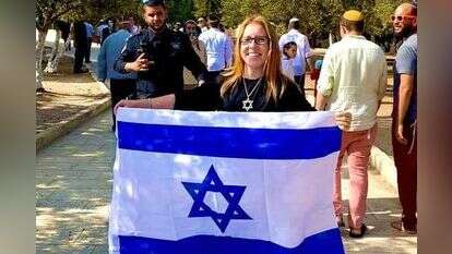 לורן אייזקס מניפה דגל בהר בהושענא רבה. | ליסה מדר