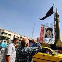 דיוקנו של האייתוללה לצד מודל של טיל איראני, טהרן. | AFP