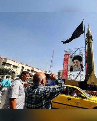 דיוקנו של האייתוללה לצד מודל של טיל איראני, טהרן. | AFP