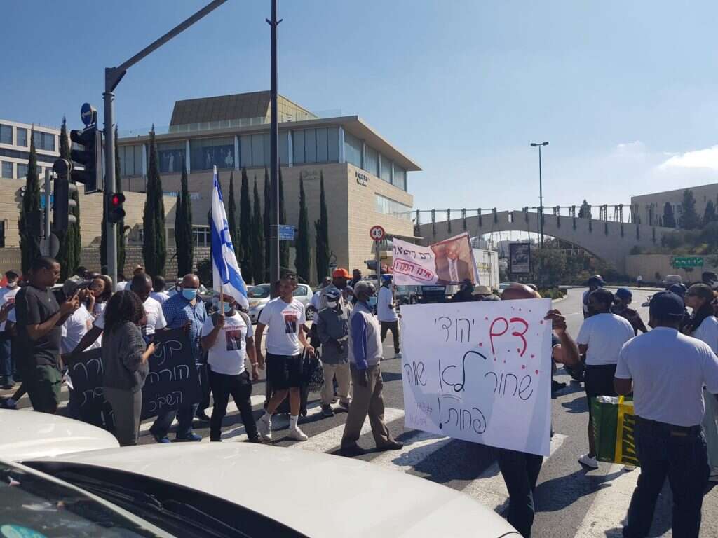 הפגנת משפחתו של דיסטאו ביסטאי מול משרדי הממשלה