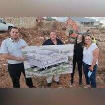 ילדיו של רחבעם זאבי ז"ל עם ראש המועצה האזורית שומרון יוסי דגן. | רועי חדי