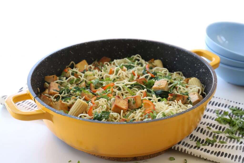 טופו עם תרד ונודלס. | אפרת ליכטנשטט