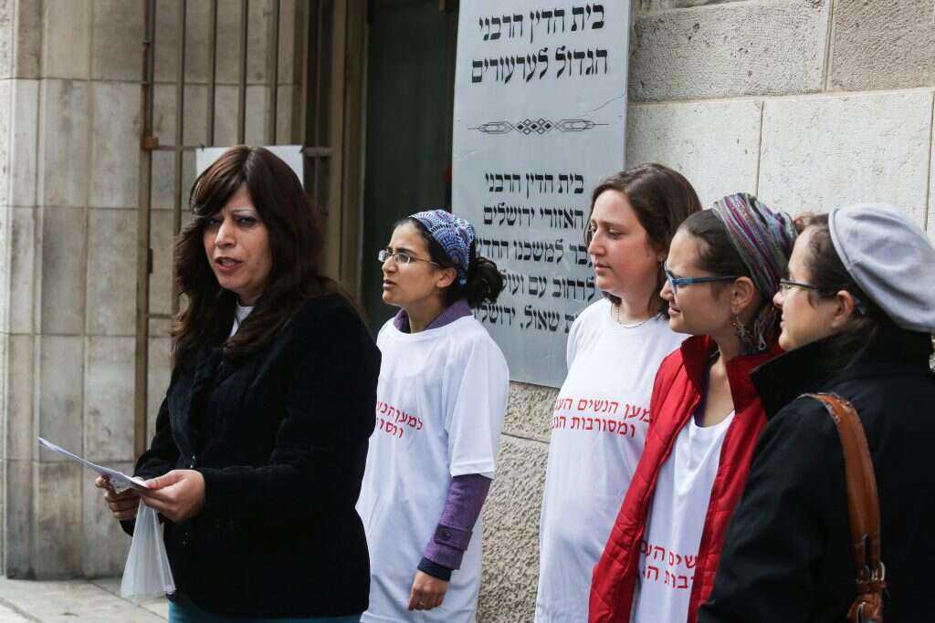 מחאה למען מסורבות גט ליד בית הדין הרבני בירושלים, מרץ 2015. | נתי שוחט, פלאש 90