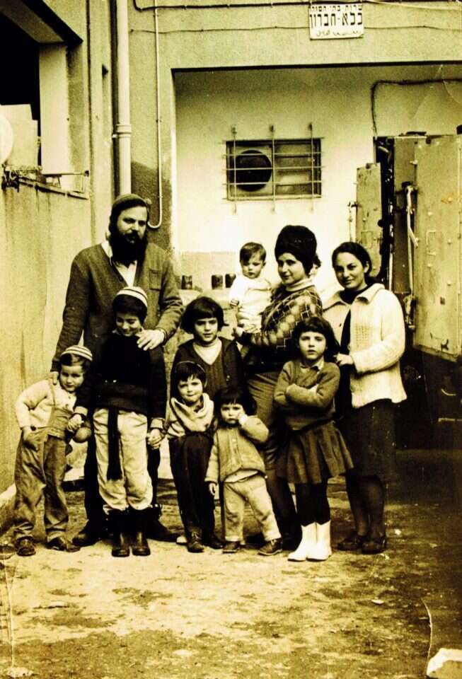 משפחת נחשון בבניין הממשל הצבאי בחברון, 1970. | באדיבות המשפחה