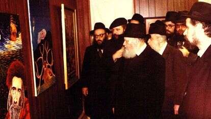 הרבי מלובביץ' מבקר בתערוכה של ברוך נחשון (בקסקט)במרכז חב"ד בברוקלין, 1978. | באדיבות המשפחה