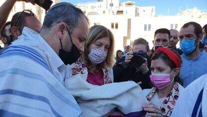 ח"כ גלעד קריב קריב מכניס ספר תורה לנשות הכותל. | דוברות