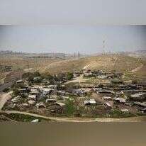 חאן אל־אחמר ליד כביש 1 לכיוון ירושלים. ברקע: מגדלי מעלה־אדומים. | יונתן זינדל - פלאש 90