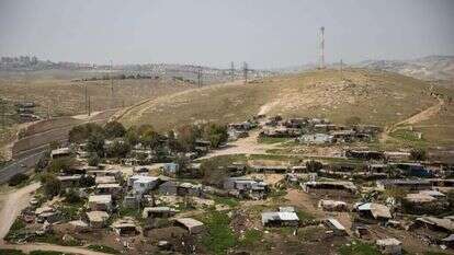 חאן אל־אחמר ליד כביש 1 לכיוון ירושלים. ברקע: מגדלי מעלה־אדומים. | יונתן זינדל - פלאש 90