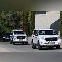 ניידות משטרה מחוץ לבית המשפט שבו
הוצא צו מעצר נגד המתנקש, | רויטרס