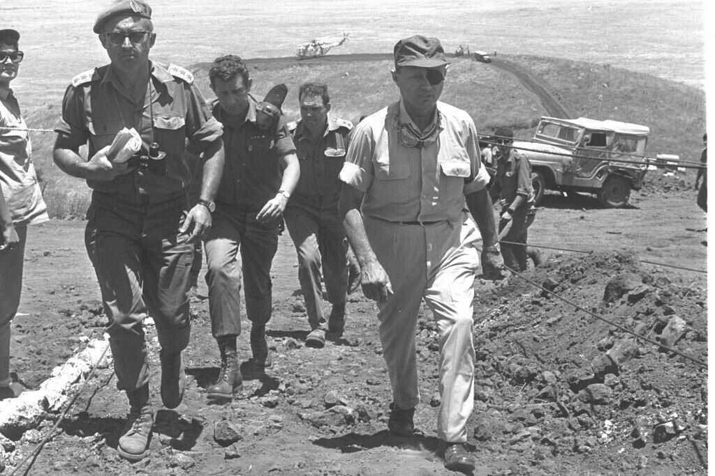 שר הביטחון משה דיין במהלך תרגיל צבאי בפיקוד הצפון, יוני 1971, | משה מילנר, לע''מ