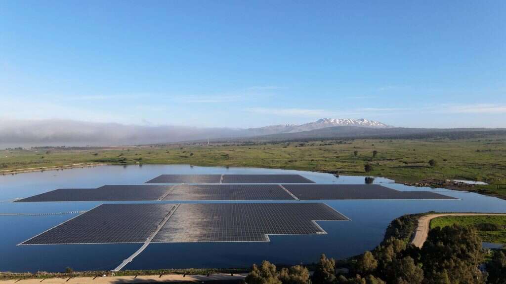 לוחות סולאריים צפים במאגר עורבים. | יהודה וינברג