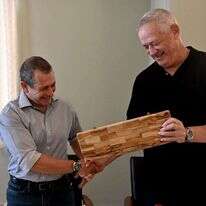 שר הביטחון בני גנץ עם ראש השב"כ היוצא
נדב ארגמן, באירוע פרידה. | אריאל חרמוני, משרד הביטחון