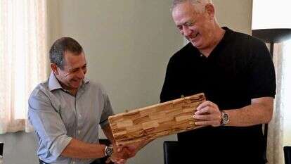 שר הביטחון בני גנץ עם ראש השב"כ היוצא
נדב ארגמן, באירוע פרידה. | אריאל חרמוני, משרד הביטחון