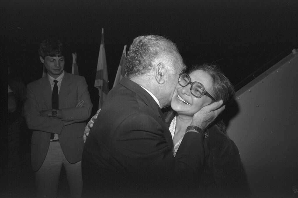 מדינה שלמה מזילה דמעה. ראש הממשלה יצחק שמיר מנשק את נודל בנתב"ג, 1987 . | נתי הרניק - לע"מ