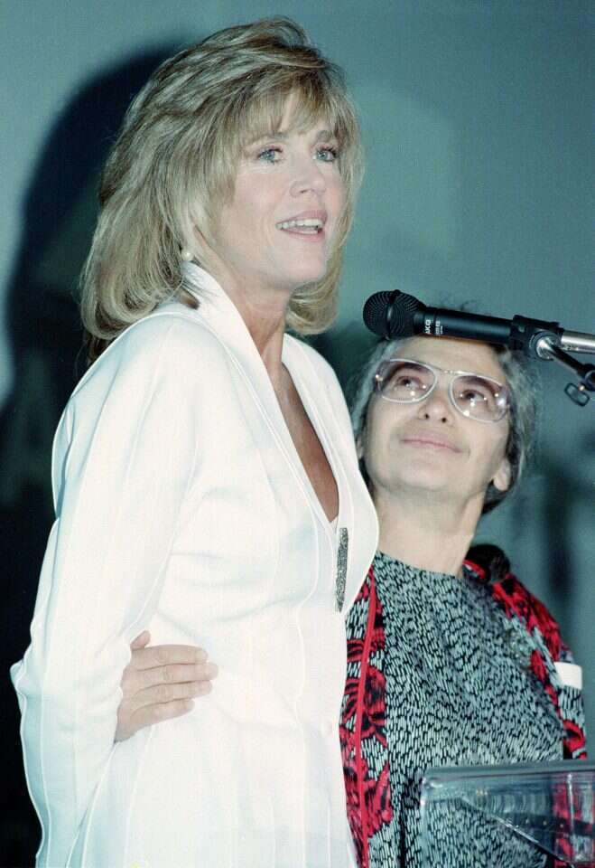 פעילים עם אג'נדות שונות עמלו למען שחרוררה.
עם השחקנית ג'יין פונדה באירוע הוקרה בבברלי־הילס, 1989. | איי. פי