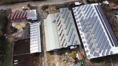 מערכת סולארית על גג של רפת ברמת הגולן.