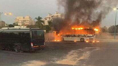האוטובוס שהוצת ברמלה. | תיעוד מבצעי כבאות והצלה לישראל. האוטובוס שהוצת ברמלה. | תיעוד מבצעי כבאות והצלה לישראל.