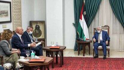 בכירי מרצ עם אבו־מאזן ברמאללה. | AFP