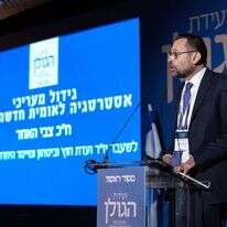 ח"כ צבי האוזר בוועידת הגולן. | אנצ'ו גוש ג'יני