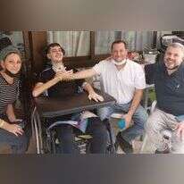 פרץ והוריו עם יוסי דגן. קרדיט תמונה: מתוך הפייסבוק של יוסי דגן