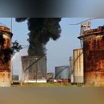 השרפה ליד מתקני הנפט בסמוך לזהרני. | AFP