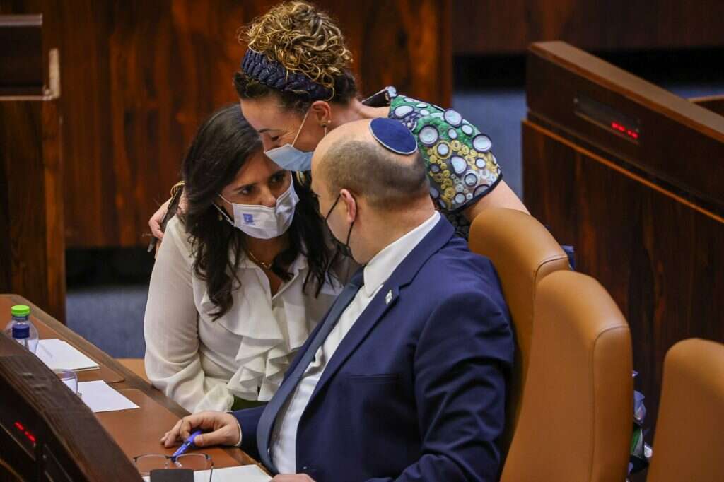 ראש הממשלה בנט, והשרה איילת שקד בדיון 40 חתימות בכנסת. | נועם מושקוביץ, דוברות הכנסת ראש הממשלה בנט, והשרה איילת שקד בדיון 40 חתימות בכנסת. | נועם מושקוביץ, דוברות הכנסת