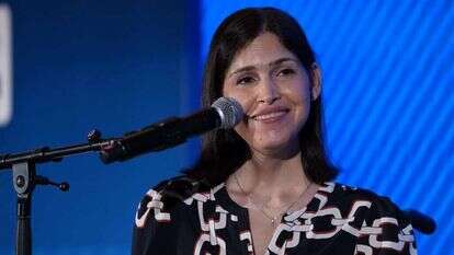 קארין אלהרר. | אנצ'ו גוש ג'יני