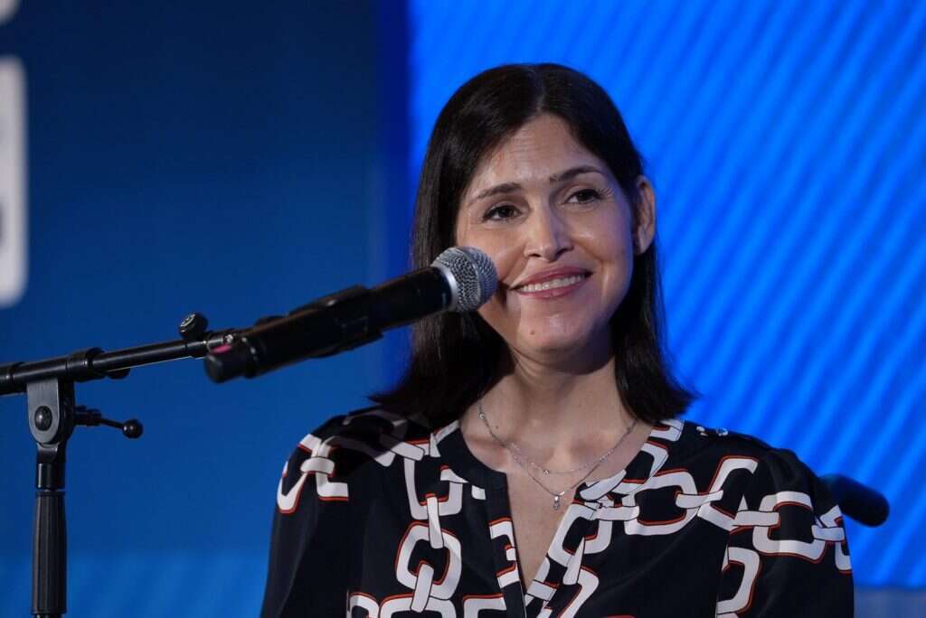 קארין אלהרר. | אנצ'ו גוש ג'יני