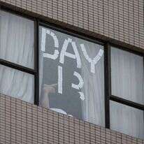 מבודד במלון בהונג-קונג מציין את מספר הימים מאז שנכנס. | EPA