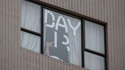 מבודד במלון בהונג-קונג מציין את מספר הימים מאז שנכנס. | EPA