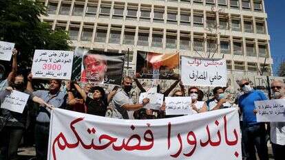 מחאה מחוץ לבנק בביירות, לבנון. | EPA