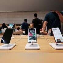 אייפון 13 החדש מוצג בחנות של אפל בשדרה החמישית בניו-יורק. | EPA