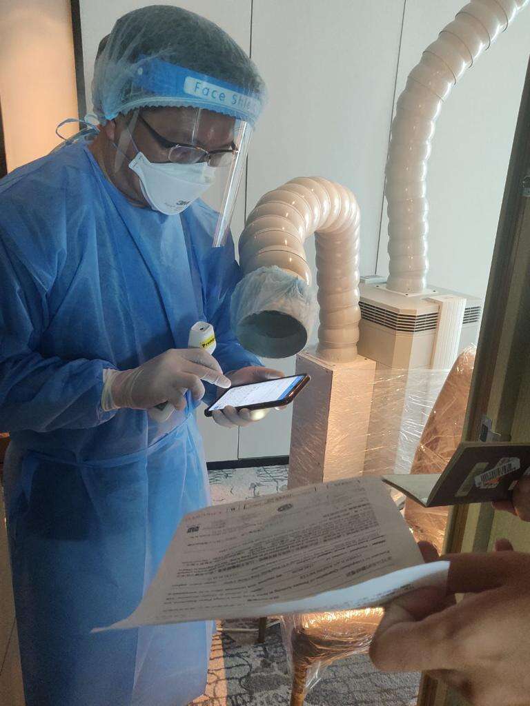 בדיקת קורונה למבודד במלון בהונג-קונג. | אילן כהן