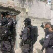 שוטרים בעת הריסת המבנה בטייבה. | דוברות המשטרה