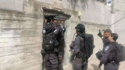 שוטרים בעת הריסת המבנה בטייבה. | דוברות המשטרה