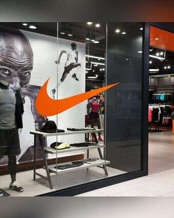 לקוח מרוצה. נייקי. | שאטרסטוק