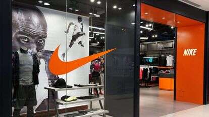 לקוח מרוצה. נייקי. | שאטרסטוק