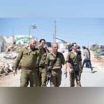 אל"מ מקסים נודלמן (במרכז) מסייר באביתר. | שריה דיאמנט