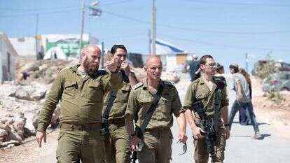 אל"מ מקסים נודלמן (במרכז) מסייר באביתר. | שריה דיאמנט