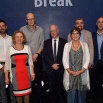 מימין: פרופ' דן פאר, סגן הנשיא למו"פ, פרופ' דומניקו אגוסטיני, פרופ' דלית רום שילוני, פרופ' אריאל פורת, נשיא אוני ת"א, פרופ' מרק שטייף, הרקטור, פרופ' אמליה פרידמן, פרופ' יוסי יובל. קרדיט: ישראל הדרי